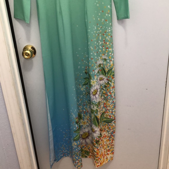 Vietnamese ao dài - Picture 2 of 3